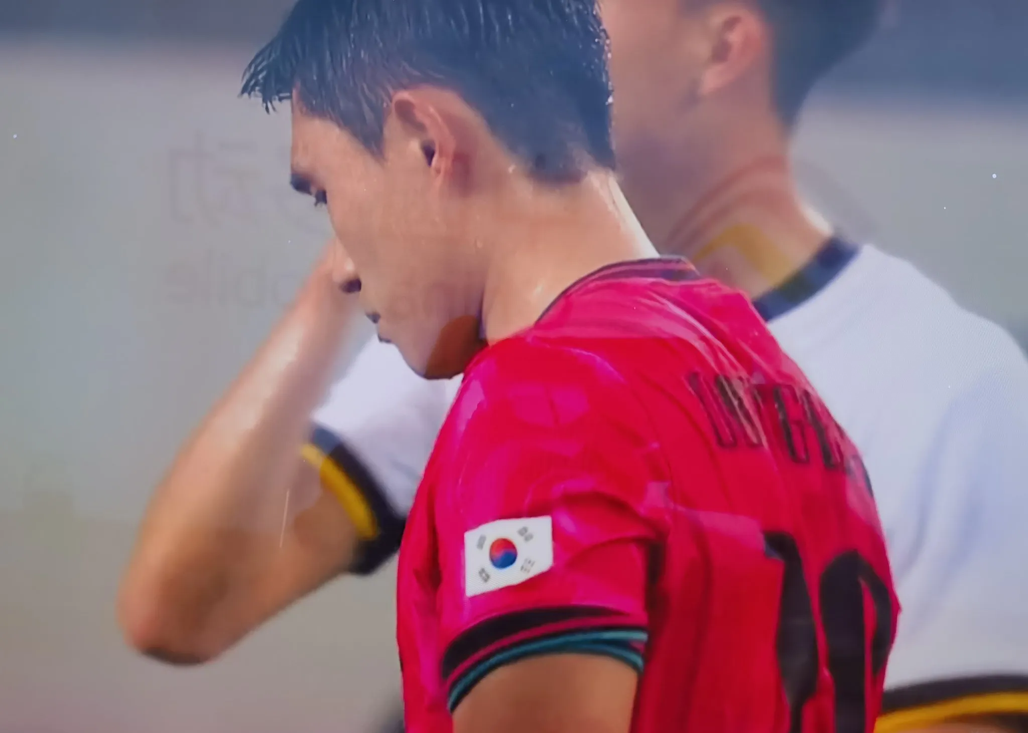 开云体育官网赛后埃因霍温备战英超，远射贴柱细节曝光，质疑声仍在，身体对抗强度拉满的简单介绍